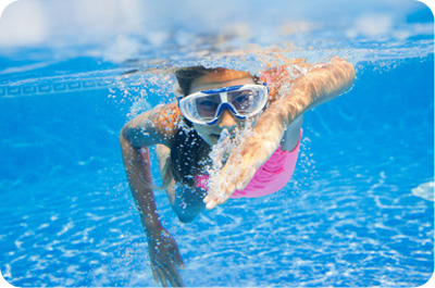 femme qui nage dans une piscine