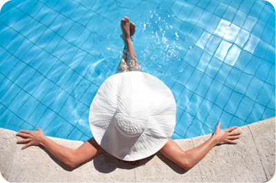 femme au bord d'une piscine