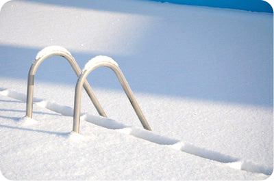 piscine sous la neige