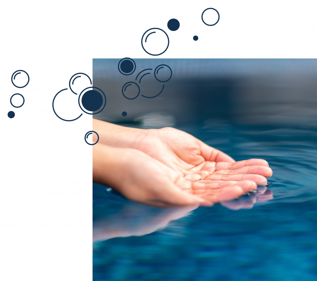 Mains en coupelle au dessus d'une eau sûre de piscine.