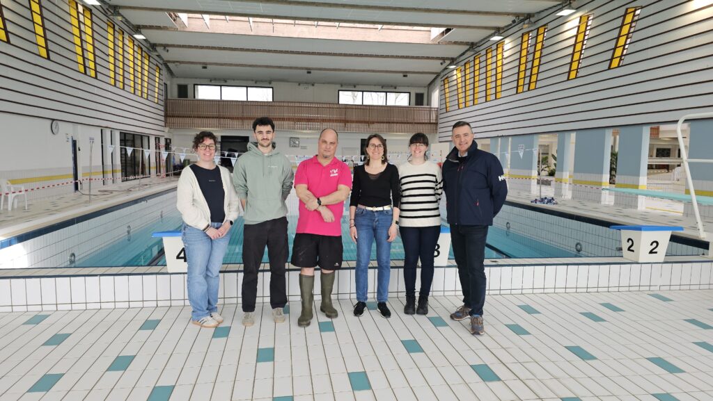 Employés HYDRAPRO au bord de la piscine collective de Vitré